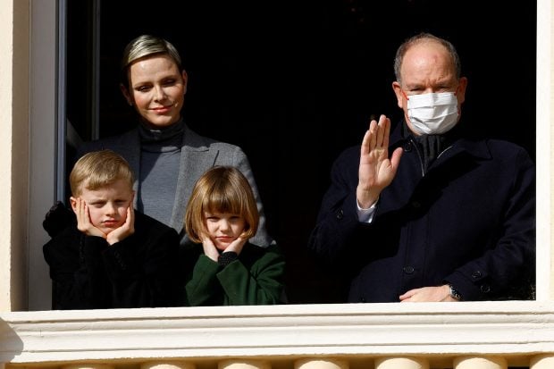 El pr&iacute;ncipe Alberto, la princesa Charlene y sus hijos Gabriela y Jacques saludando desde el balc&oacute;n. / Gtres