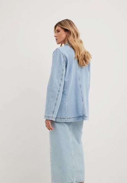 La novedad de esta primavera: la blazer vaquera que arrasa en NA-KD