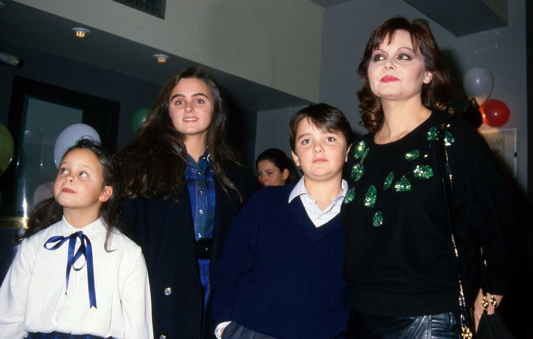 Roc&iacute;o D&uacute;rcal junto a sus tres hijos / Gtres