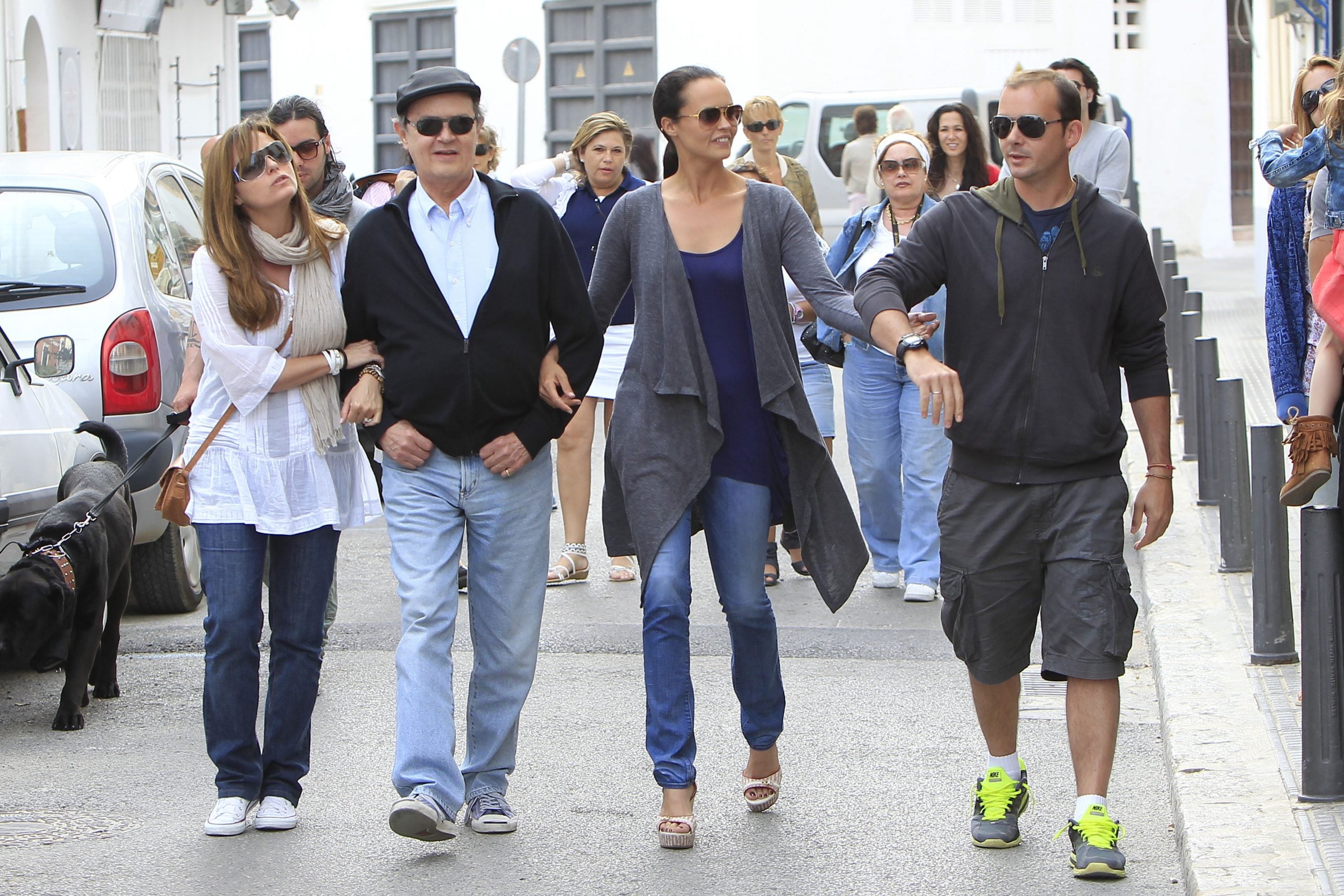 Junior junto a sus tres hijos / Gtres