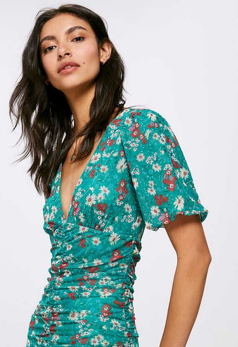 El vestido que busca todo el mundo y lo vende Springfield: estiliza tu figura y es veraniego