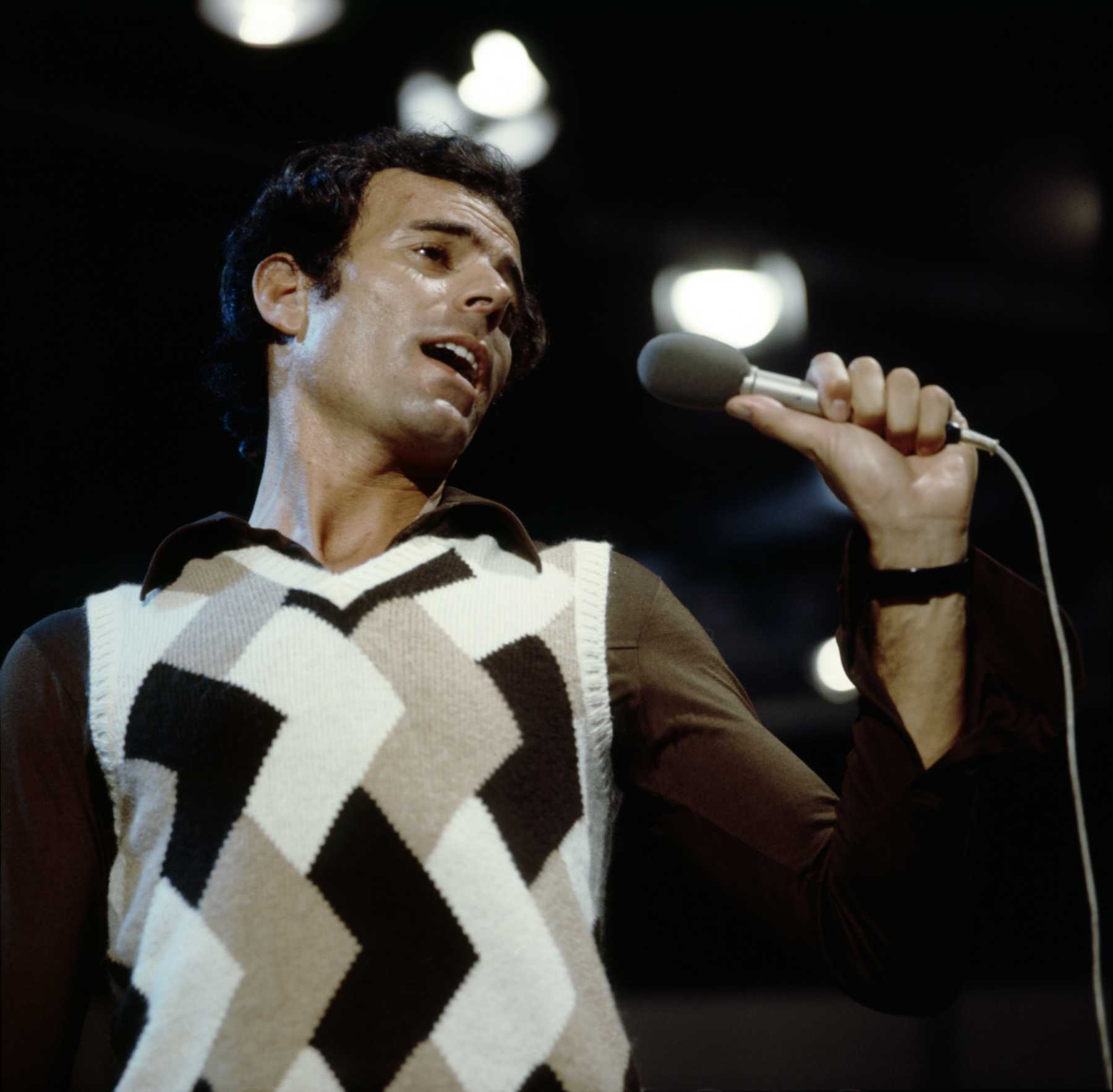 Julio Iglesias en una de sus actuaciones / Gtres