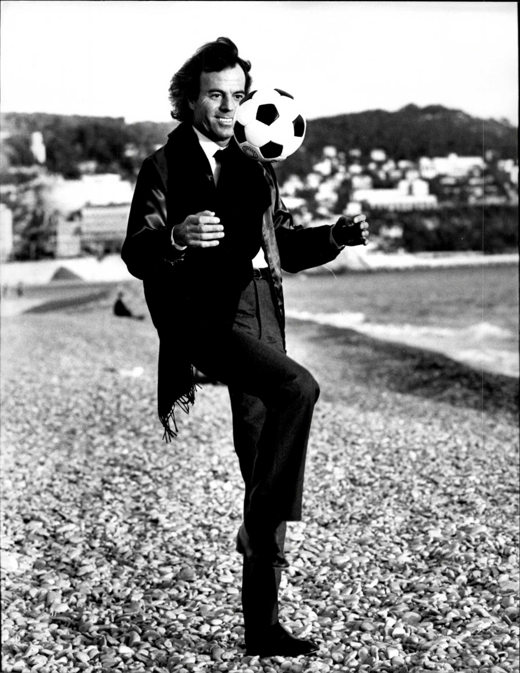 Julio Iglesias jugando al f&uacute;tbol / Gtres