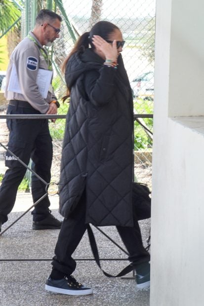 Isabel Pantoja en el aeropuerto de Sevilla. / Gtres