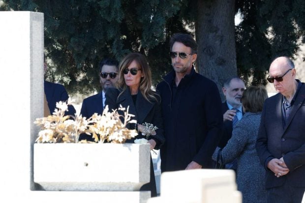 Lara Dibildos y &Aacute;lvaro Mu&ntilde;oz Escassi en el funeral de Laura Valenzuela / Gtres