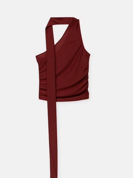 Este top asim&eacute;trico de Pull&Bear sienta genial: elegante e ideal para una noche de fiesta