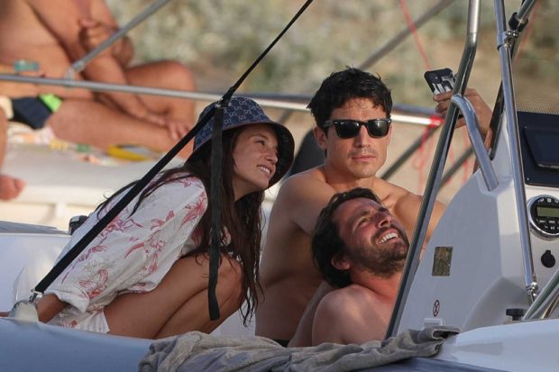 Mar&iacute;a Pedraza y &Aacute;lex Gonz&aacute;lez en un barco / Gtres