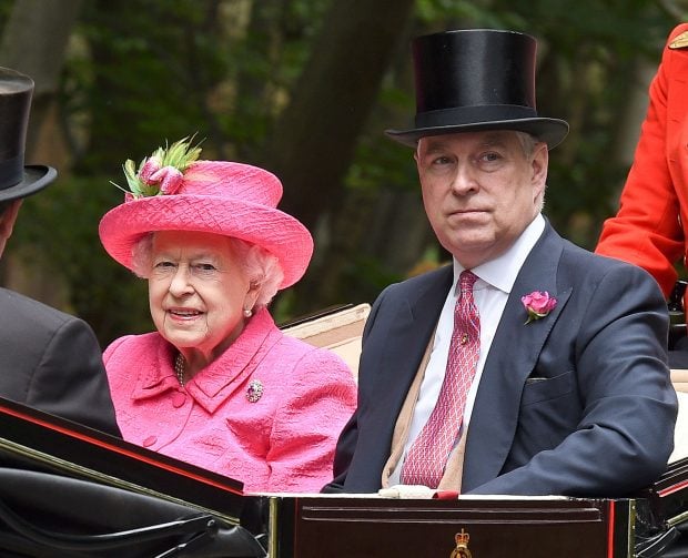 El príncipe Andrés e Isabel II / Gtres