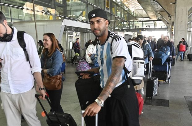 Yulen Pereira en el aeropuerto de Madrid. / Gtres