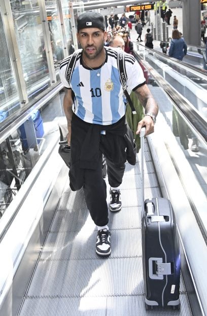 Yulen Pereira en el aeropuerto de Madrid. / Gtres