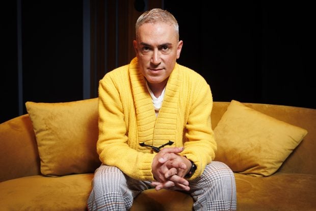 Kiko Hern&aacute;ndez en un sill&oacute;n / Gtres