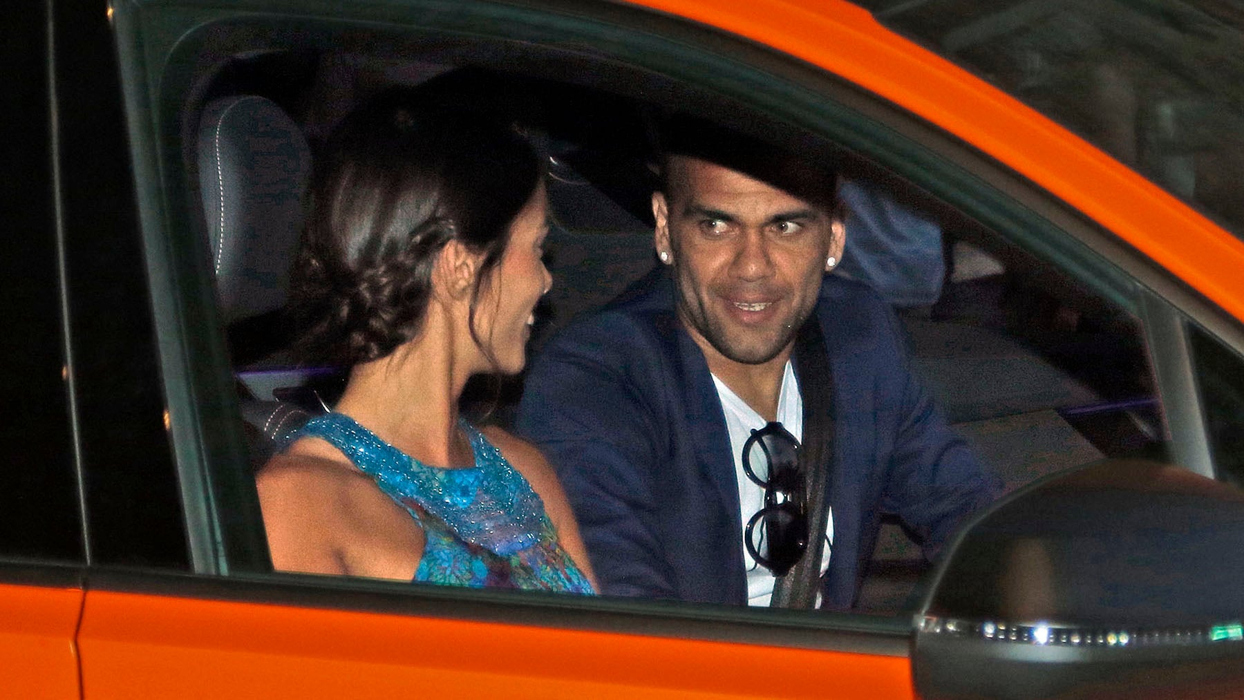 Joana Sanz y Dani Alves en un coche. / Gtres