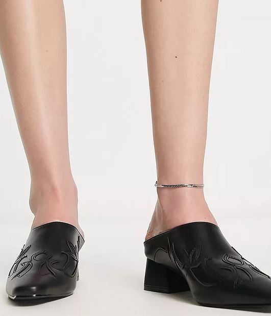 Asos lo peta con estos zapatos mule-cow boy para esta primavera