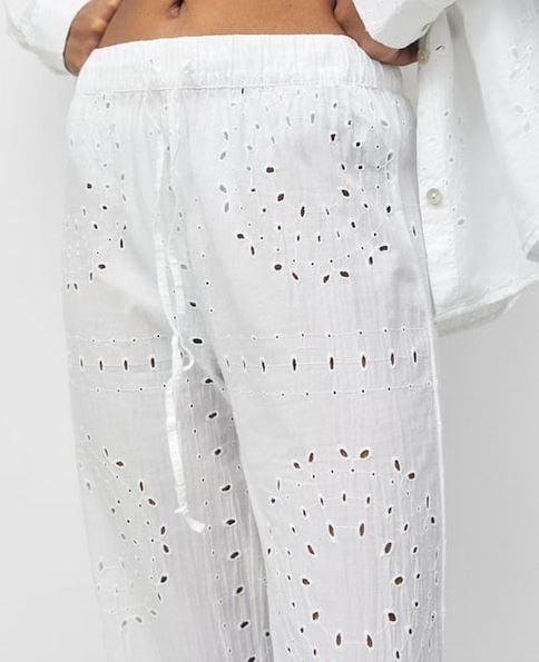 Los pantalones de Pull&Bear que no puedes dejar escapar: estilizan las piernas y son ideales para verano