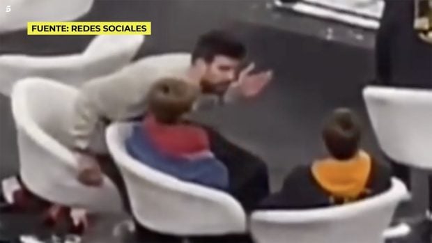 Gerard Piqu&eacute; rega&ntilde;ando a uno de sus hijos en la Kings League. / Telecinco