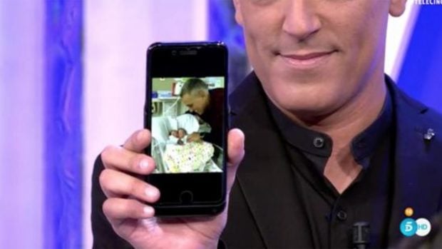 Kiko Hern&aacute;ndez y sus hijas / Telecinco
