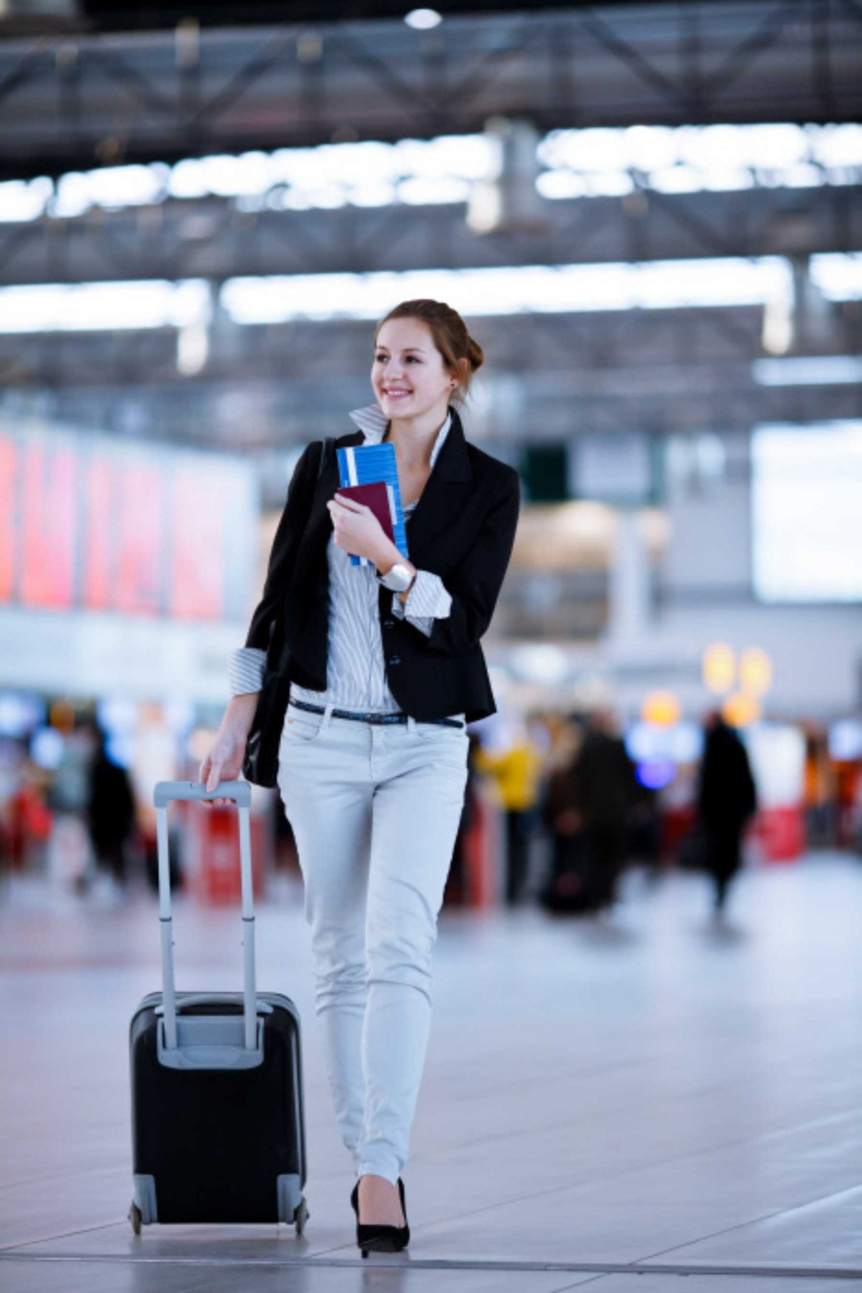 Una chica camina por el aeropuerto / Gtres