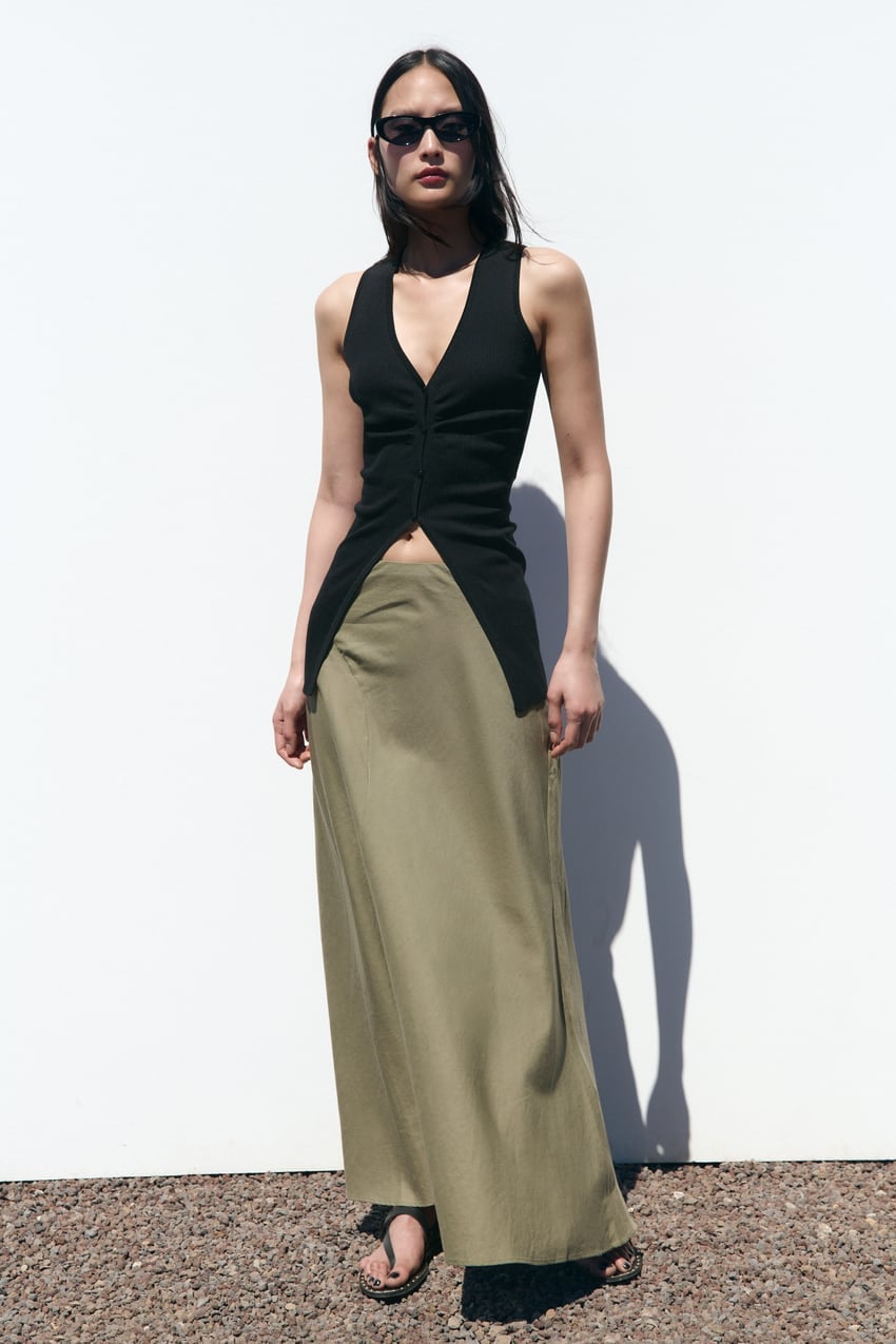 El top de Zara que se ajusta a tu cintura y que querr&aacute;s tener de fondo de armario para este verano