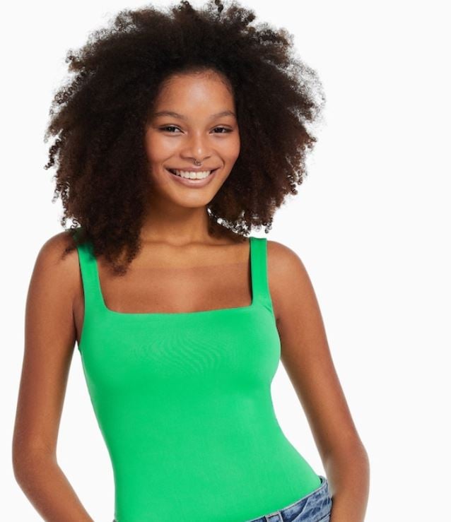 El body de Bershka que se viraliza en TikTok por su precio low cost y por su color