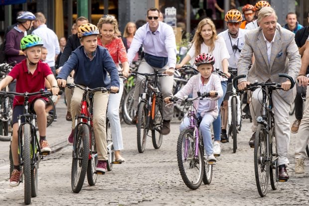 Los Reyes de Bélgica y sus hijos montando en bici / Gtres