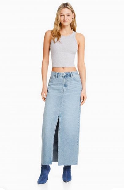 Falda vaquera de Bershka con abertura frontal / Tienda Bershka