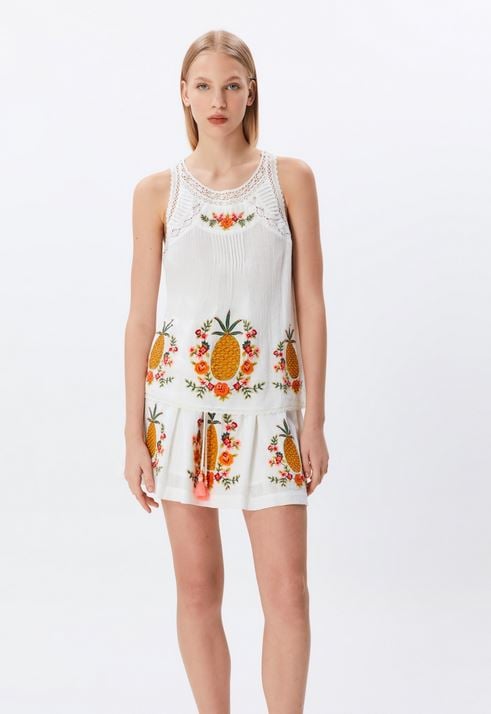 Esta falda blanca con bordados de Sfera es una locura