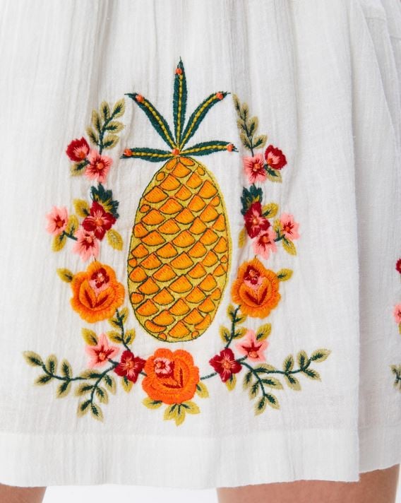 Esta falda blanca con bordados de Sfera es una locura