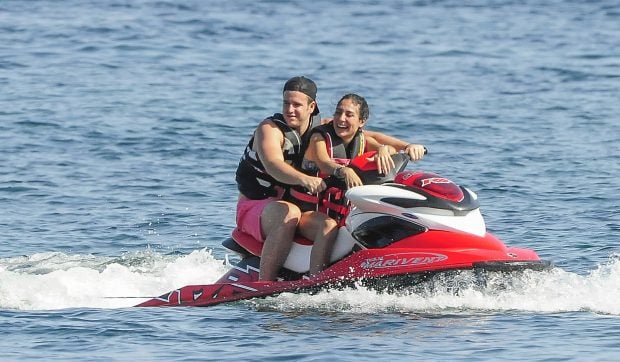 Raquel Rodr&iacute;guez y &Aacute;lex Lequio en una moto de agua. / Gtres