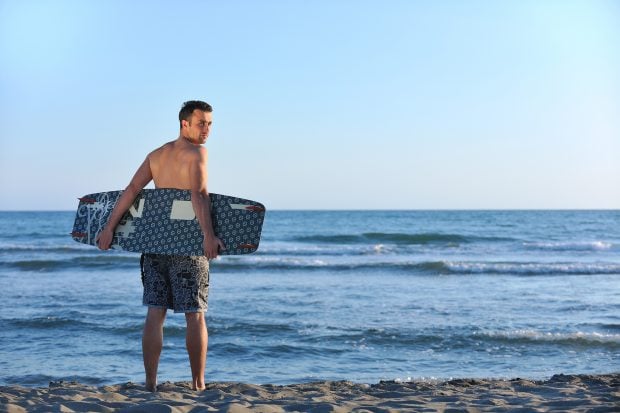 Modelo con una tabla en la playa. / Gtres