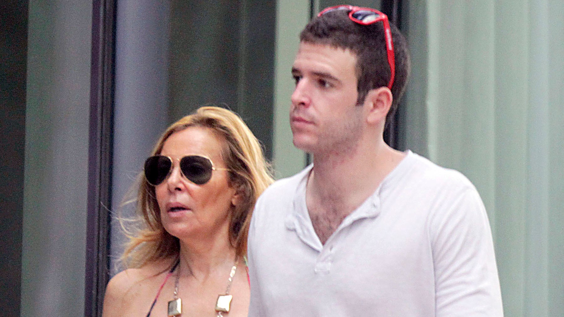 Ana Obregón y Aless Lequio paseando. / Gtres