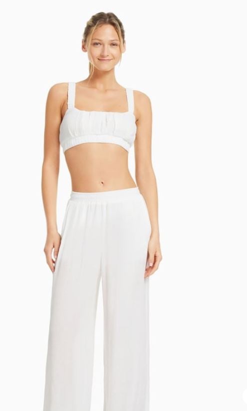 El blanco es una apuesta segura, estos pantalones de Bershka te permitir&aacute;n ir fresquita y elegante