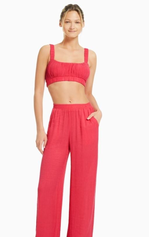 El blanco es una apuesta segura, estos pantalones de Bershka te permitir&aacute;n ir fresquita y elegante