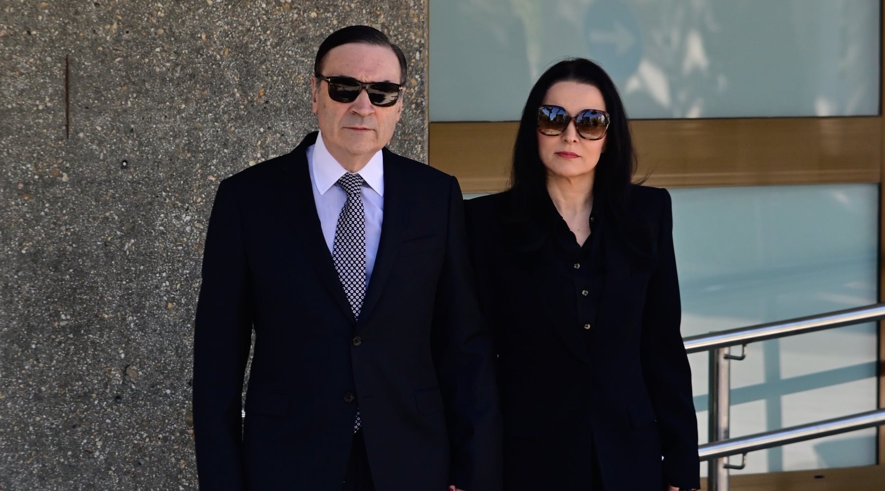 Pedro J. Ram&iacute;rez junto a su pareja en el tanatorio de Josep Piqu&eacute;/ Gtres