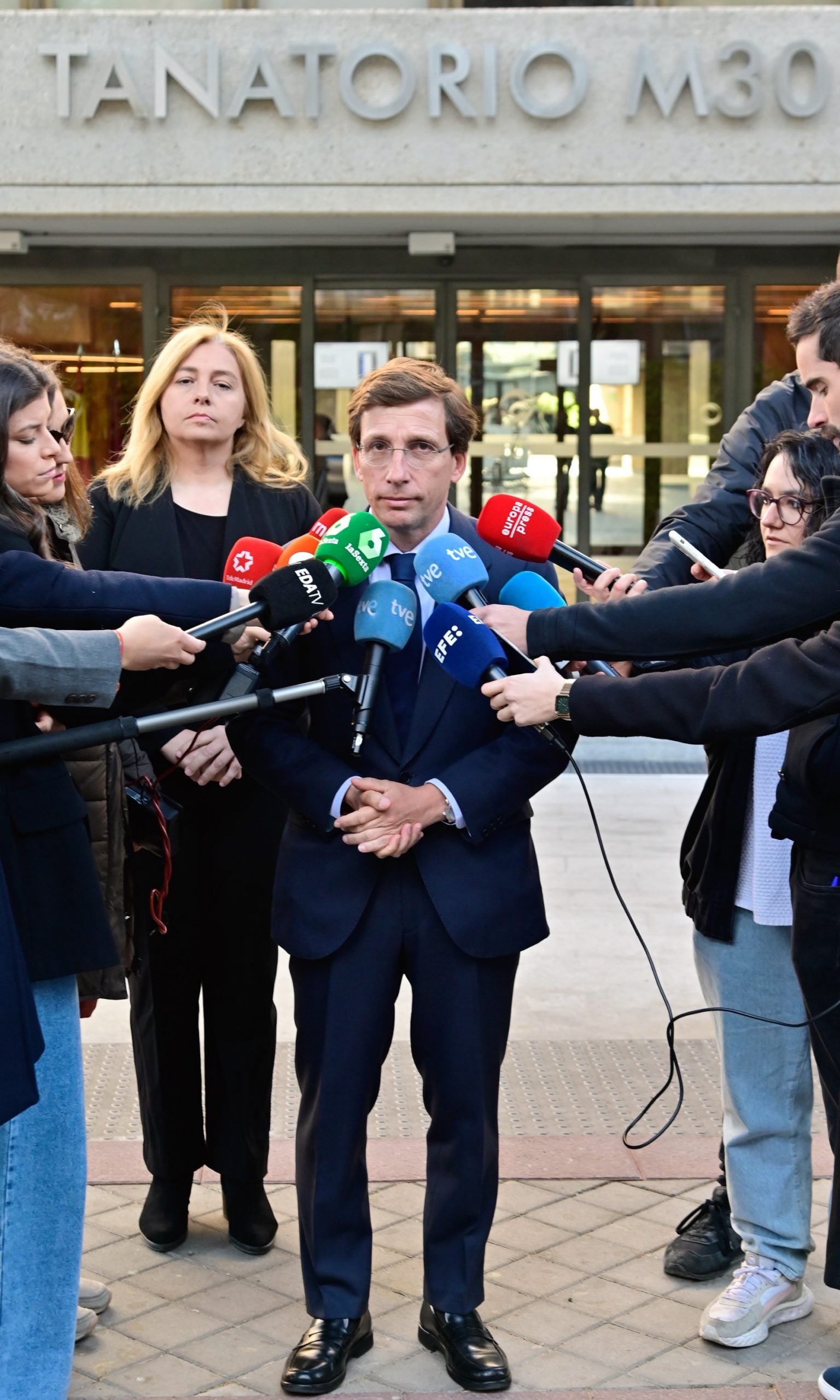 Jos&eacute; Luis Mart&iacute;nez Almeida en el tanatorio de Josep Piqu&eacute;/ Gtres