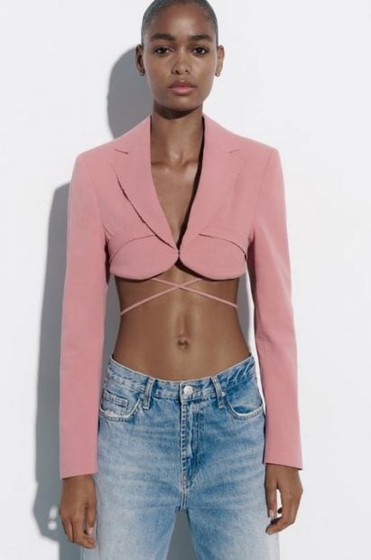 Las blazer cortas de Zara se venden como churros: estilizan y hacen cintura de avispa