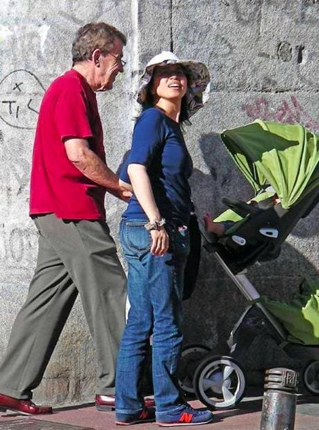Fernando S&aacute;nchez Drag&oacute; con su pareja Naoko y su hijo Akela en 2013 / Gtres