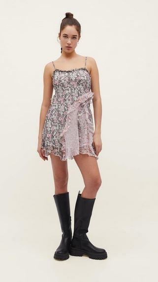 Stradivarius apuesta por un nuevo estampado para sus vestidos: este es el m&aacute;s vendido