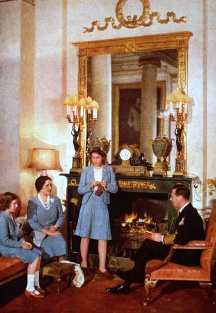 Jorge VI e Isabel Bowes-Lyon junto a sus hijas. / Gtres