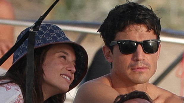Mar&iacute;a Pedraza y &Aacute;lex Gonz&aacute;lez en sus vacaciones de verano. / Gtres