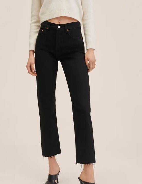 Estos pantalones han pasado al Outlet de Mango porque arrasan en ventas: hacen tipazo