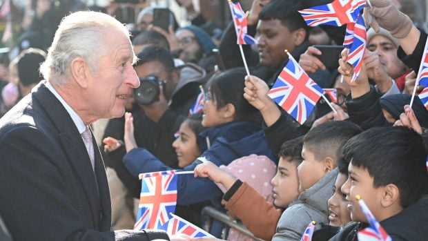 Carlos III saludando por las calles de Londres / Gtres