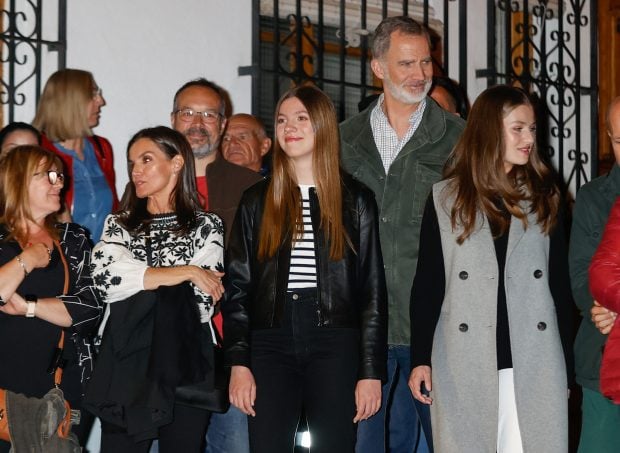 La Familia Real espa&ntilde;ola junto a Bel&eacute;n, una vecina de Chinch&oacute;n. / Gtres