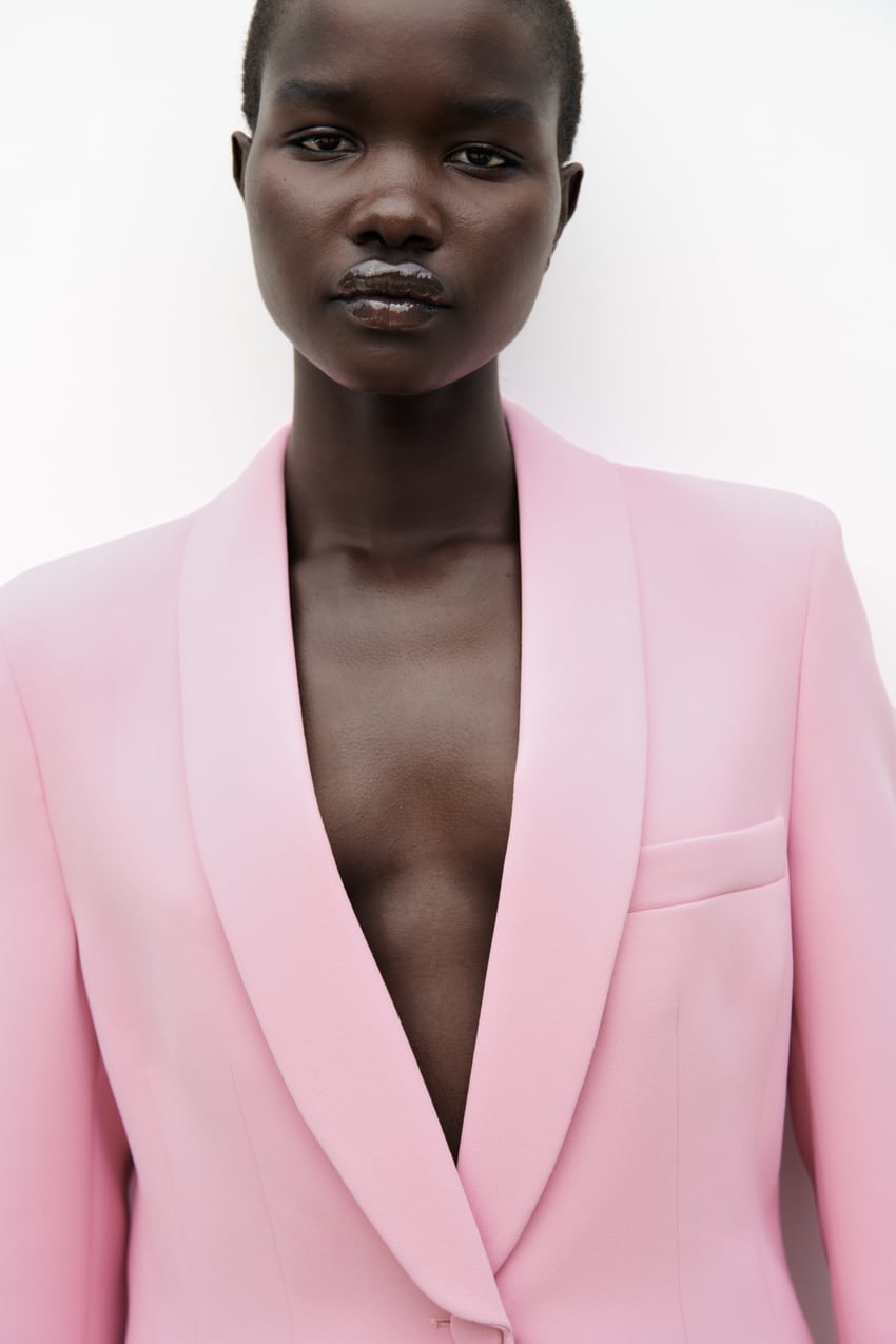 Esta blazer de Zara sirve para cualquier evento: sienta genial y da forma en los hombros