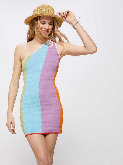 La influencer Nuria Blanco agota la existencia de este vestido playero de Springfield