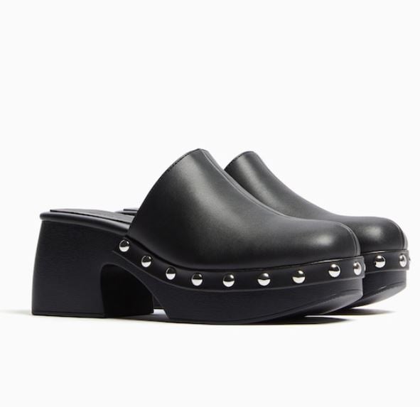 Los zuecos son tendencia y en Bershka no dejan de venderse estos