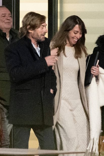 Elena Hormigos y Santiago Pedraz paseando. / Gtres