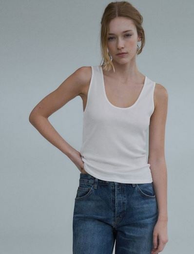 A su vez, tenemos la camiseta de escote redondo y tirantes anchos a 12,95 euros.