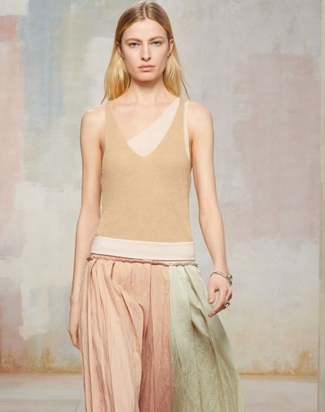Zara apuesta por lo b&aacute;sico y saca una nueva colecci&oacute;n de camisetas: as&iacute; son las 10 mejores