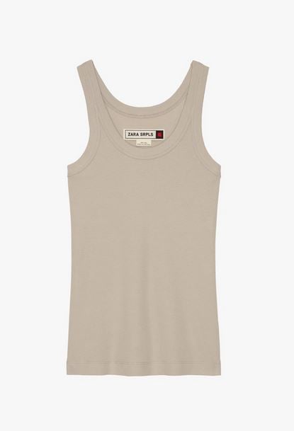 Zara apuesta por lo b&aacute;sico y saca una nueva colecci&oacute;n de camisetas: as&iacute; son las 10 mejores