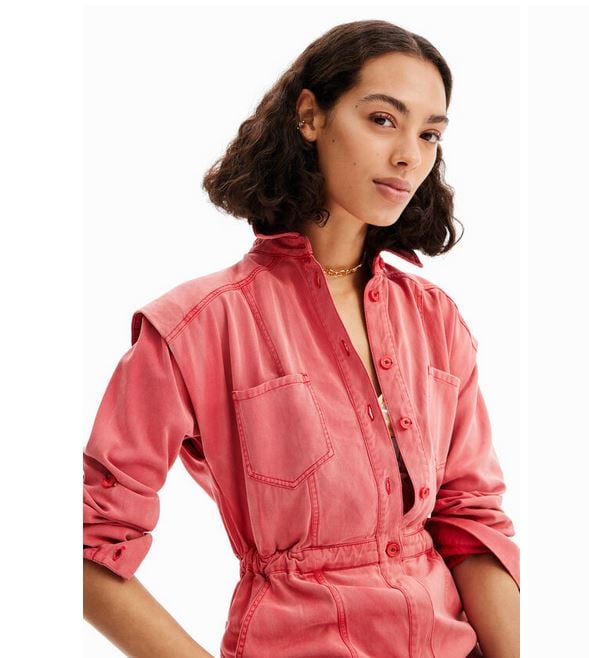 Este mono vaquero de Desigual es tendencia: hace cuerpazo